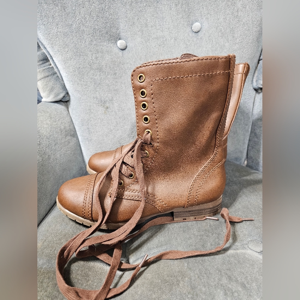 Boots - Picture 3 of 11